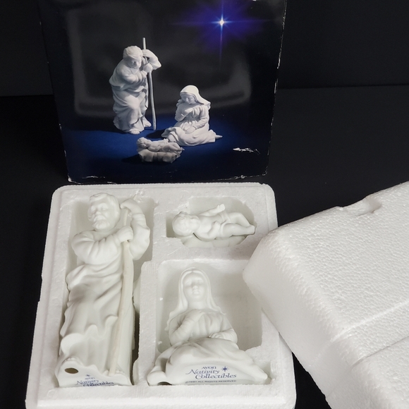 Avon Nativity Collectible Holy Family White Porcelain Christmas 1981 Boxed Set - Picture 12 of 13